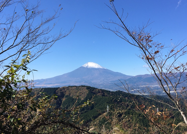 青空の中に美しくそびえ立つ富士山